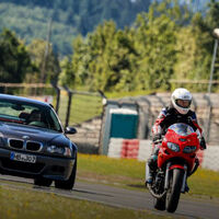 En Nürburgring no es seguro que conduzcan motos y coches a la vez. Así que han prohibido las motos