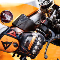 Cuántos dedos hay que usar cuando vas en moto. El truco técnico por el que hasta Rossi o Márquez tienen tácticas diferentes 