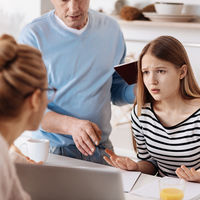 Tener padres controladores en la adolescencia dificulta las relaciones sociales y los logros educativos en la vida adulta