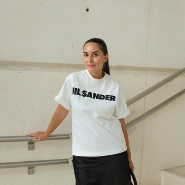 Decathlon liquida las zapatillas Asics con detalles color frambuesa perfectas para completar cualquier look casual