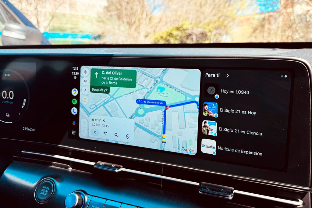 Google Maps y Waze marcan menos velocidad que tu coche: no es un error y esta es la razón por lo que lo hacen 