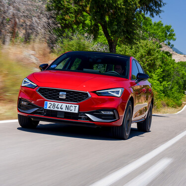 Después de recorrer 2.000 km en el SEAT León eHybrid 2026 tengo una conclusión clara: con la gasolina tan cara, este coche es el más sensato del mercado