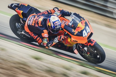 KTM premia a Miguel Oliveira por sus "notas" y prueba la MotoGP