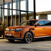 Una marca vietnamita se estaba retrasando con la producción de sus coches, así que tuvo una idea: encerrar a sus trabajadores en la fábrica por la noche