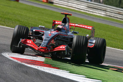 Alonso empieza con un hat-trick una recta final favorable