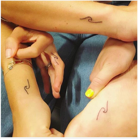 Elsa Pataky y Miley Cyrus ya son colegas de tatuaje. Lo que la tinta ha unido...