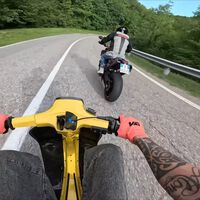 Mamma mia! En Italia hay un friki con una Vespa que humilla a las RR en carretera y no le ven venir. Se ha gastado 17.000 euros 