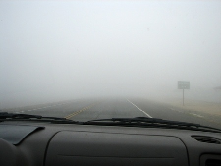 Niebla muy intensa en la carretera