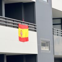El Mundial ha rescatado las banderas en los balcones y el miedo a las multas por colgarlas: qué dice la Ley de Propiedad Horizontal