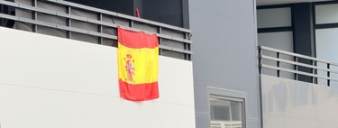 El Mundial ha rescatado las banderas en los balcones y el miedo a las multas por colgarlas: qué dice la Ley de Propiedad Horizontal