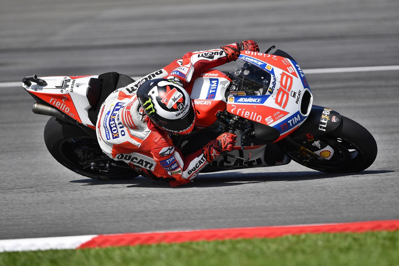 Jorge Lorenzo lidera los entrenamientos del viernes en Valencia. Márquez y Dovizioso no muestran sus cartas