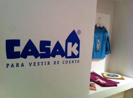 La exposición Casa K para vestir de cuento se celebra en el Espacio Kalandraka de Madrid
