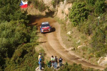 Loeb termina líder la etapa y Solberg sube a la tercera posición