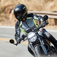 Moto, verano, chanclas y otros menesteres: Cómo combatir las altas temperaturas sin morir de calor en el intento