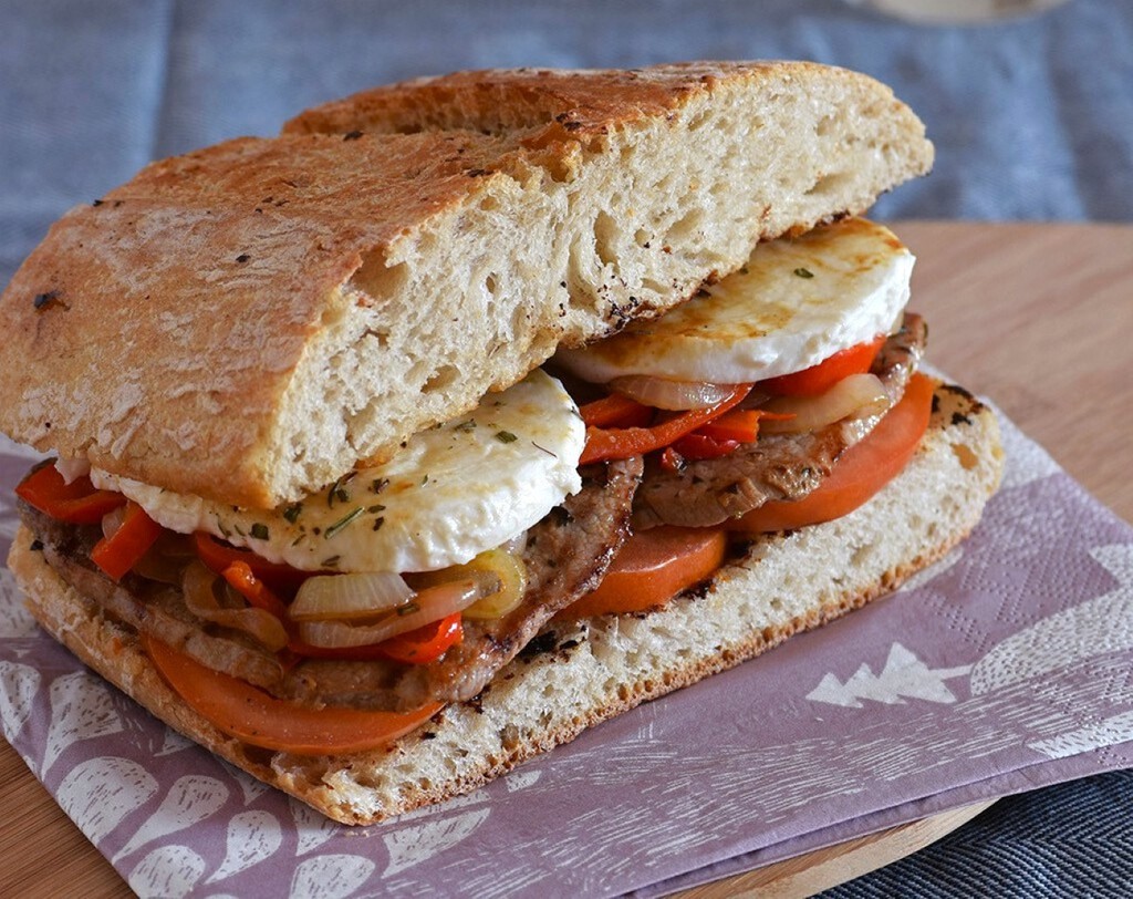 Bocadillo de ternera con salteado de pimiento, cebolla y mozzarella: receta sin complicaciones