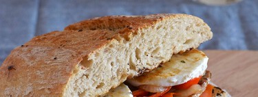 Bocadillo de ternera con salteado de pimiento, cebolla y mozzarella: receta sin complicaciones