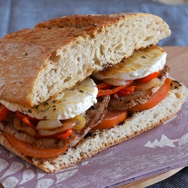 Bocadillo de ternera con salteado de pimiento, cebolla y mozzarella: receta sin complicaciones