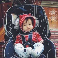 Puedes ser cualquier cosa: las 'aventuras' que crea un padre con las fotos de su hijo 