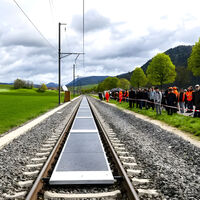 Suiza instaló la primera planta solar ferroviaria del mundo: un año después, su éxito ha hecho que sus vecinos pregunten por ella 