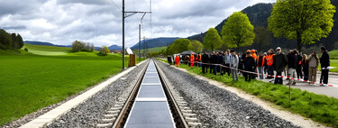 Suiza instaló la primera planta solar ferroviaria del mundo: un año después, su éxito ha hecho que sus vecinos pregunten por ella 