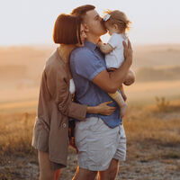 Los niños que tienen un vínculo estrecho con sus padres se convierten en adolescentes más amables y generosos  