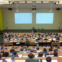La paradoja universitaria: los jóvenes siguen eligiendo en masa las carreras con más paro