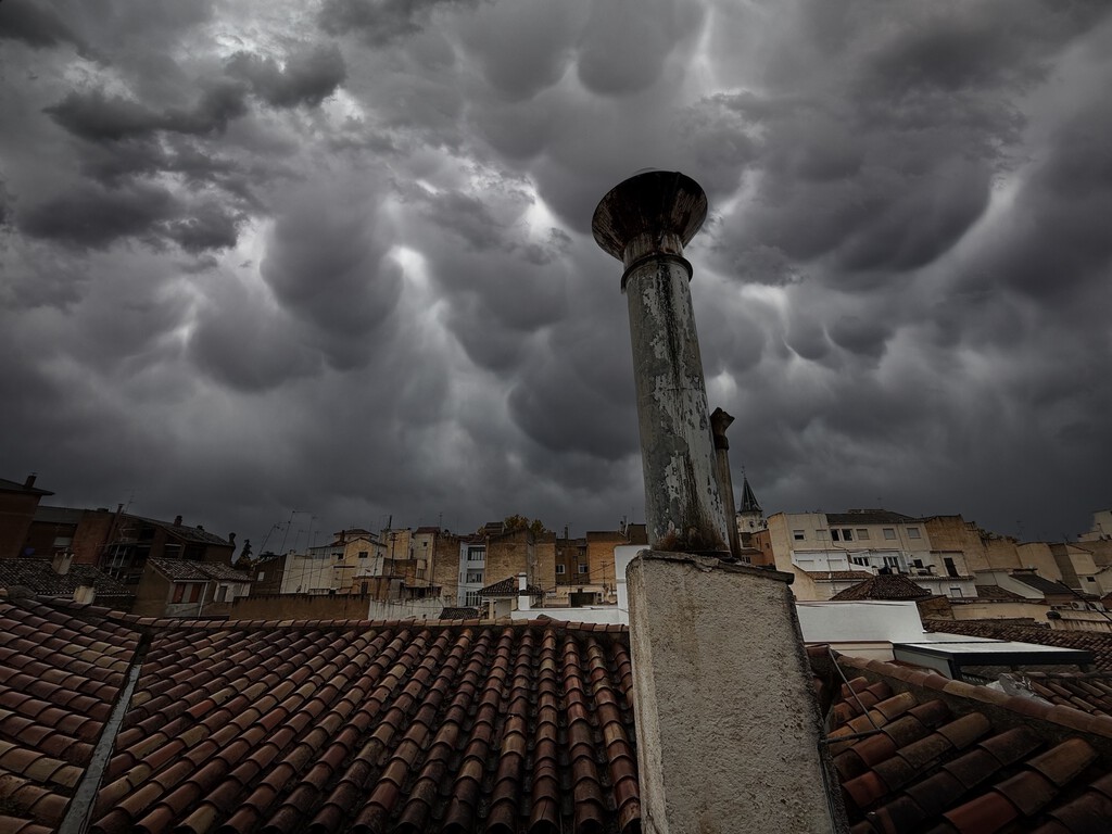 Casi nadie lo hace, pero en caso de tormenta este es el cable que debes desconectar en casa. Te puede ahorrar sustos y averías