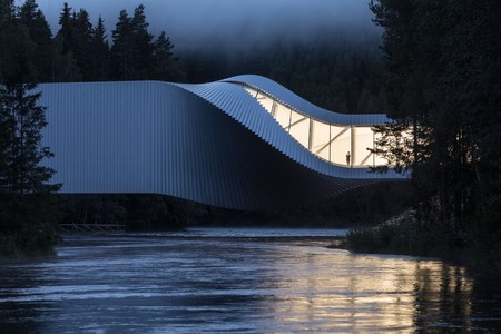 The Twist: puente, mirador, museo y forma imposible en el bosque noruego