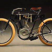 Hierro, cuero… y tomate: el insólito origen de la primera Harley-Davidson fue una lata de tomate. Una chapuza para pasar a la historia de las motos 