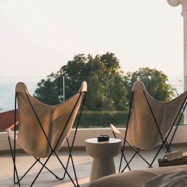 Action tiene la mejor mesa auxiliar para balcón: bonita, moderna, emite luz y además cuesta menos de 20 euros