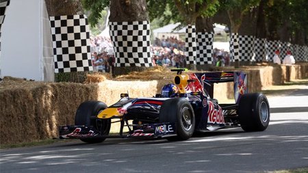 Adrian Newey recibe un Red Bull RB5 en Goodwood