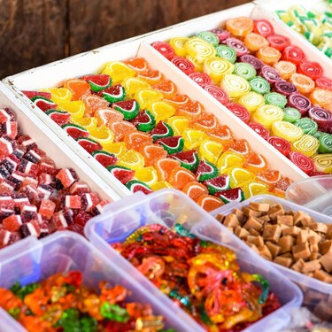 Un niño de 8 años pide 70,000 dulces por Amazon: el error que le costó caro a la mamá