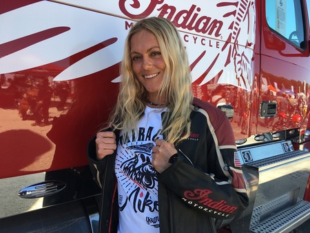 Katja Poensgen vuelve a competir sobre una Indian Scout de 185 cv
