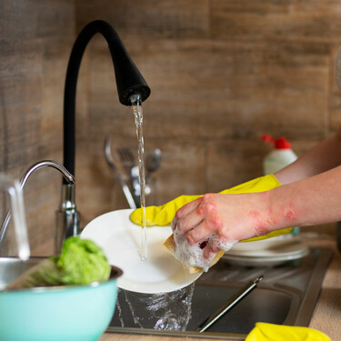 Un escurreplatos extensible que se adapta al espacio disponible junto al fregadero