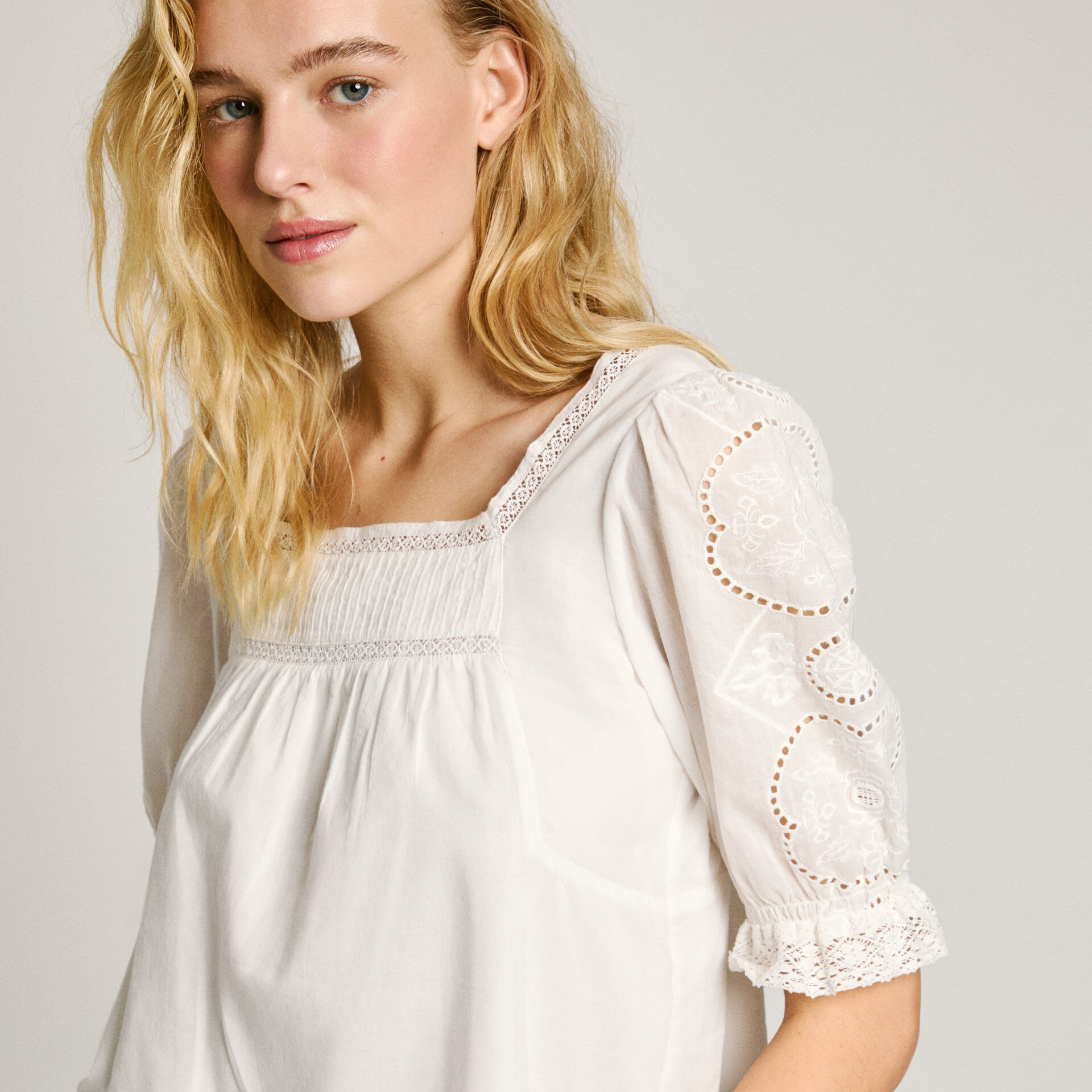 blusa voile con detalles bordados 