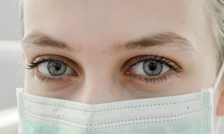 Me ha salido acné al entrenar con mascarilla: qué podemos hacer para minimizarlo