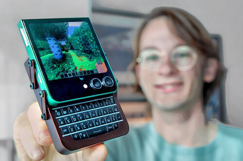 Combinando a tela de um Galaxy Z Flip 5 com o teclado de um BlackBerry antigo