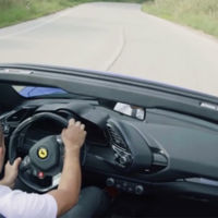 ¡Una de descapotables! Marchando Chris Harris en el Ferrari 488 Spider