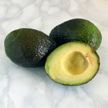 Ni al aire libre ni envuelto en film: el truco definitivo para conservar el aguacate abierto sin que se oxide 