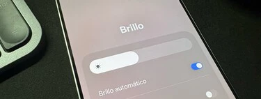 Un simple ajuste en el brillo de la pantalla de los Galaxy ayuda a verla mejor. Además, puede estirar mucho más la batería