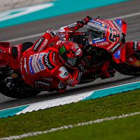 Pecco Bagnaia vuelve al 'modo Japón' para levantarle la pole a Álex Márquez en Malasia por solo 16 milésimas 