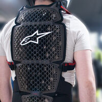 Las protecciones de seguridad para moto tienen fecha de caducidad, y conviene cambiarlas cuando toca 