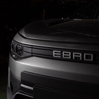 Antes hacían camiones. Ahora esta marca española mítica vuelve a fabricar en Barcelona: ya está produciendo dos SUV híbridos con ayuda de China
