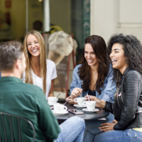Cinco cosas que hacen las personas con altas habilidades sociales para triunfar en las reuniones