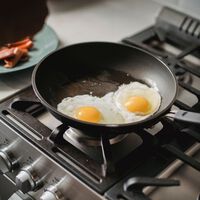 Hay algo mejor que el aceite para freír los huevos según esta experta en nutrición: “le da un sabor a frutos secos”