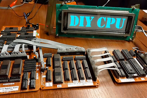 No contento con hacerse sólo su propio PC decidió dar un paso más allá: hacerse su propia CPU a base de chips de memoria de ordenadores viejos
