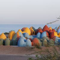 Descubra como casas coloridas transformaram a Ilha Arco-Íris em um refúgio sustentável 