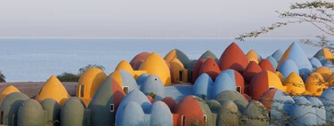 Descubra como casas coloridas transformaram a Ilha Arco-Íris em um refúgio sustentável 