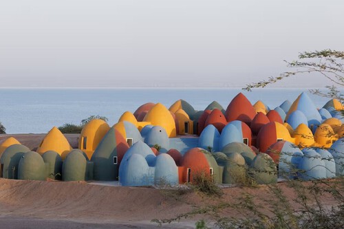 Casas construídas na Ilha de ormuz. Créditos: ZAV Architects