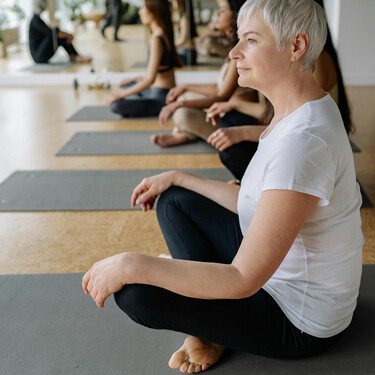 Ni Yoga ni pesas: este ejercicio es súper eficaz para trabajar abdomen y glúteos a partir de los 50